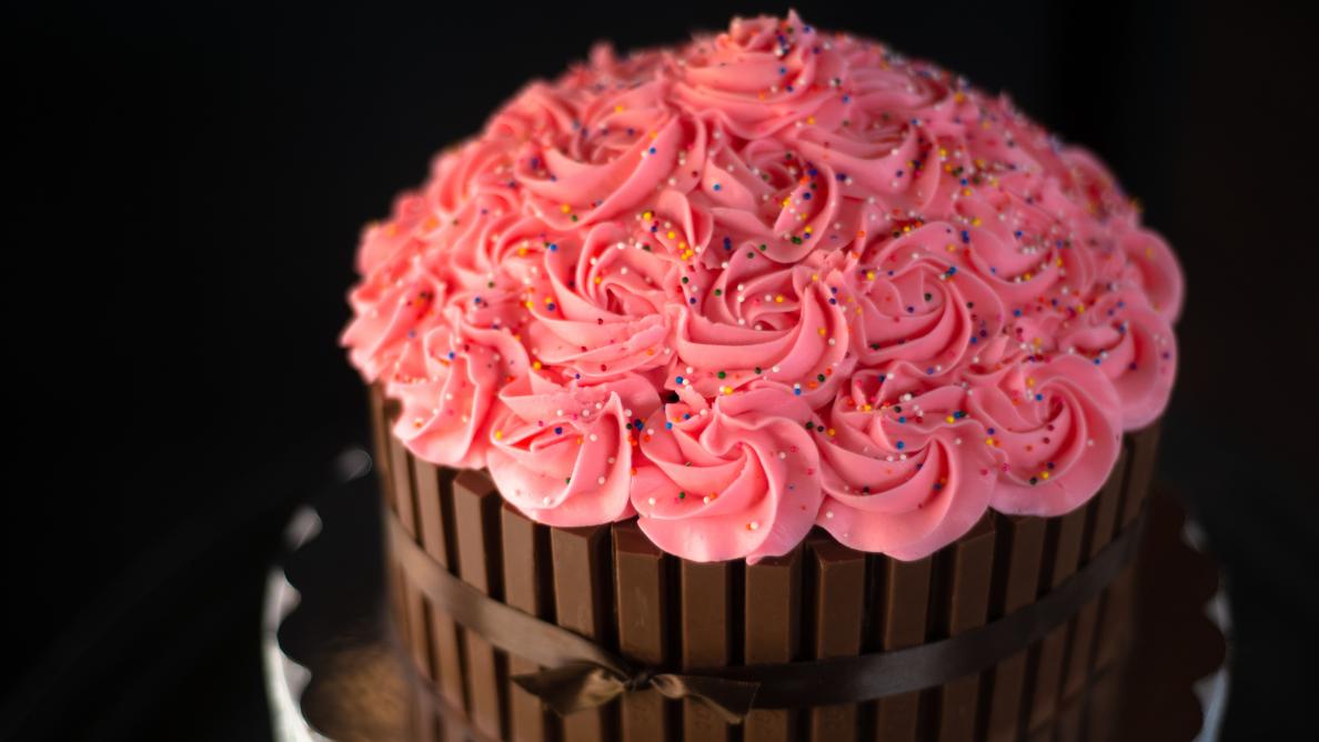 pink roses on top of a chocolate cake